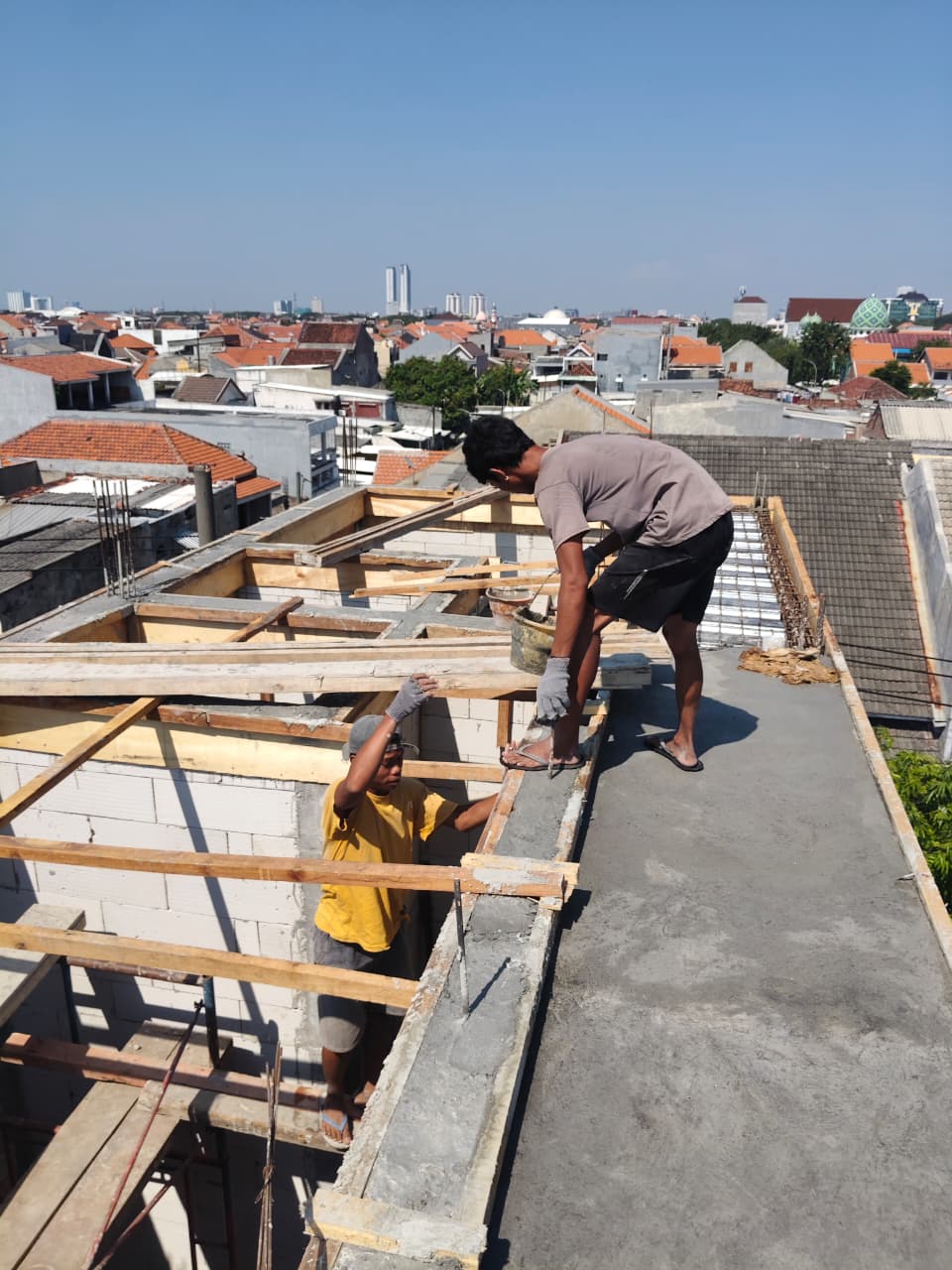 Pengerjaan cor talang atap beton di Surabaya oleh Pemborong Bangunan