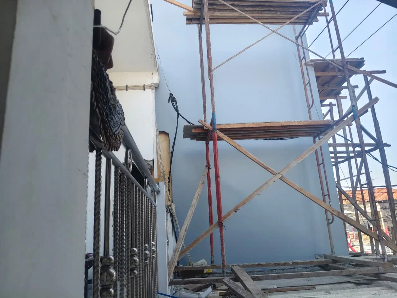 Dokumentasi jasa renovasi bangunan pada pekerjaan dinding eksterior dengan perancah