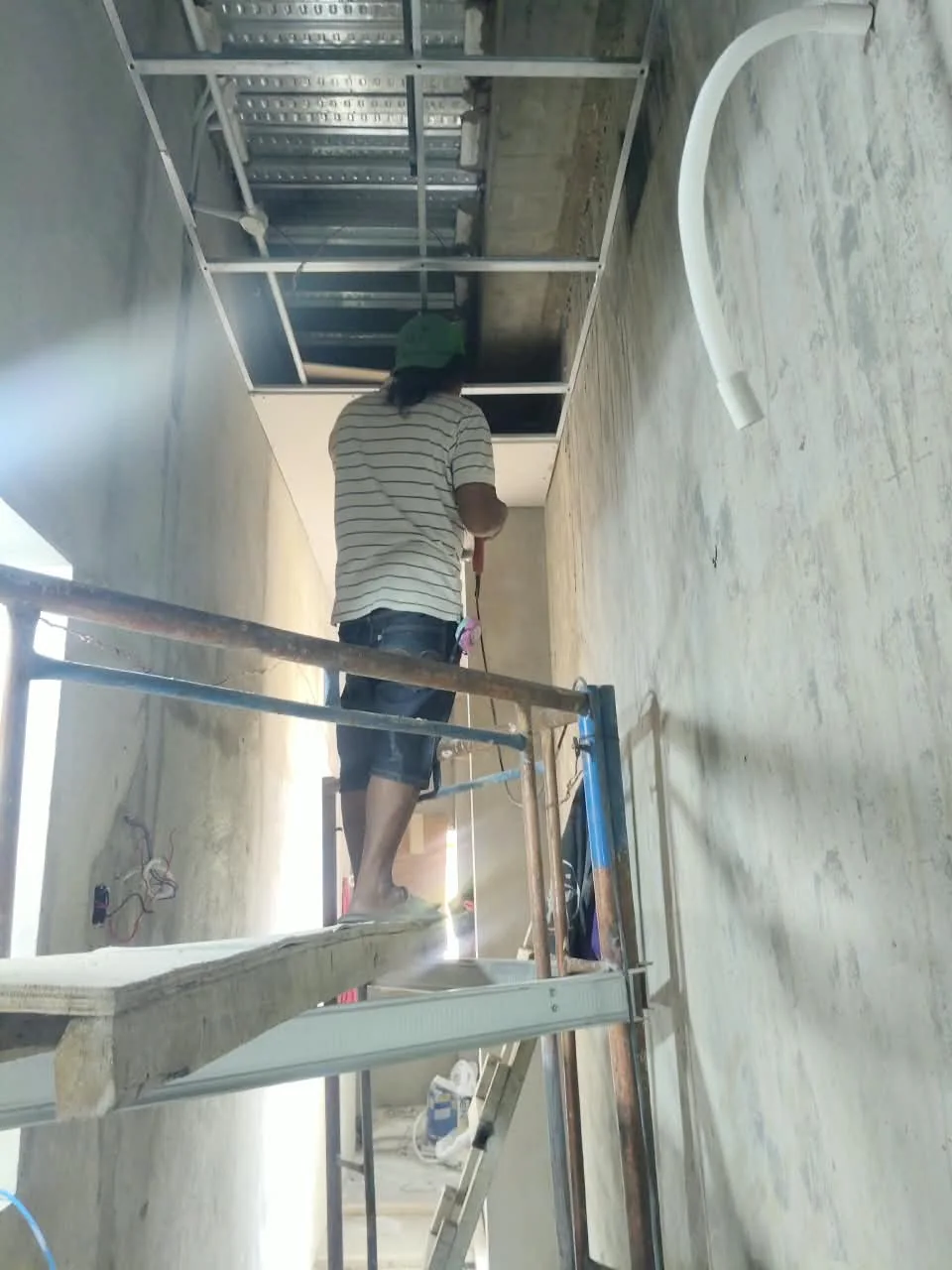 Rangka metal plafon terlihat saat proses renovasi langit-langit interior